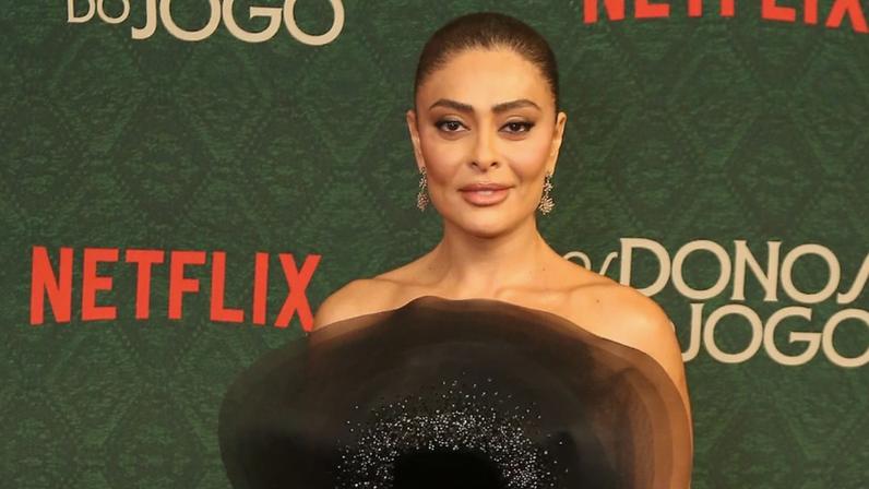 Há quase 10 anos, Juliana Paes, hoje rainha campeã da Viradouro, reprovou Photoshop que aumentou seu bumbum e mudou seu corpo em foto na praia