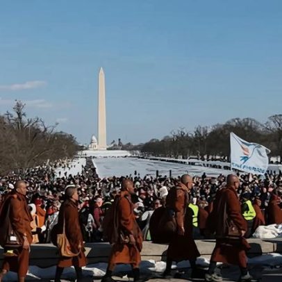 Monges oferecem bálsamo às feridas dos EUA enquanto Washington celebra paz