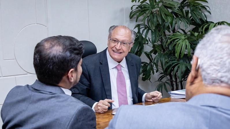 Alckmin assumiu a Presidência durante a viagem de Lula ao Panamá e aproveitou para ligar ao vice-presidente chinês, reclamando de tarifas contra carne bovina.