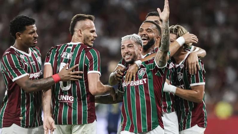 Acosta comemora gol com os jogadores do Fluminense (Foto: Lucas Merçon/ Fluminense FC)