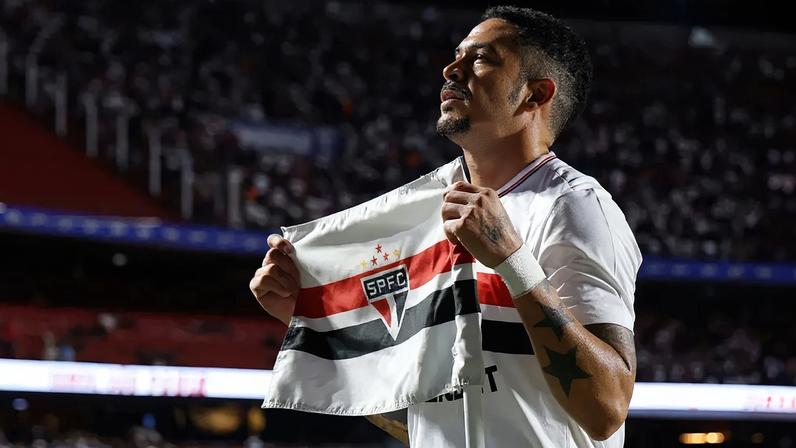 Jogador é o camisa 10 do elenco (Foto: Rubens Chiri e Paulo Pinto/Saopaulofc.net)