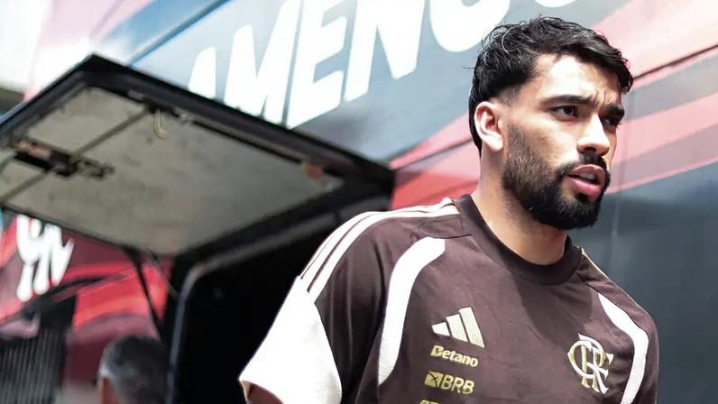 Lucas Paquetá na chegada do Flamengo em Brasília (Foto: Adriano Fontes/Flamengo)