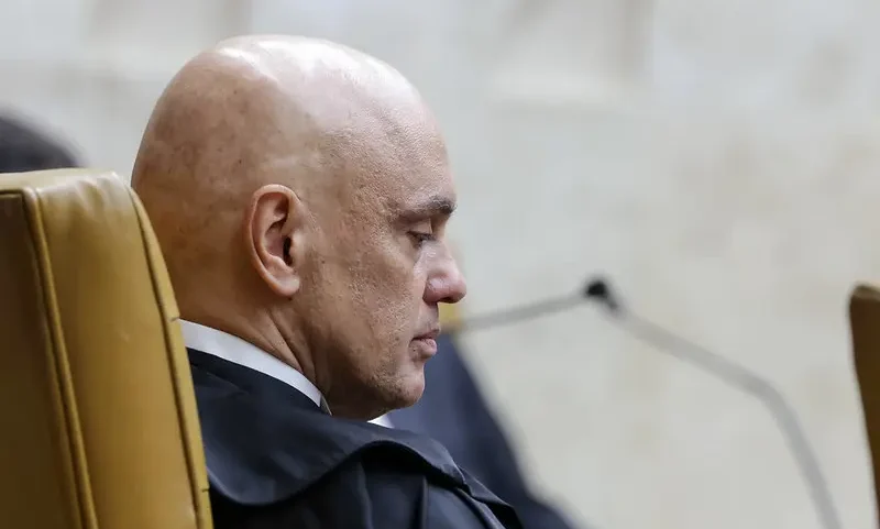 Ruth dos Santos colocou tornozeleira por ordem de Moraes em meio à suspeita de acesso a dados da esposa do ministro, Viviane Barci.