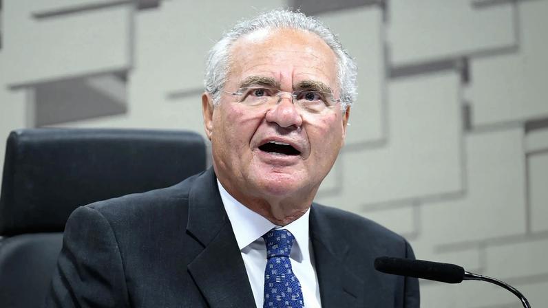 Senador preside CAE, comissão que agora terá grupo de trabalho sobre caso Master. Mesa: presidente da CAE, senador Renan Calheiros (MDB-AL). Foto: Andressa Anholete/Agência Senado
