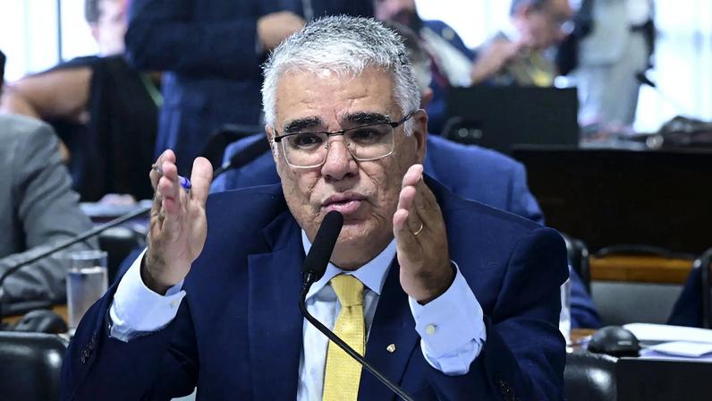 Eduardo Girão é o único Senador do Novo na atual legislatura. O objetivo da comissão é investigar fraudes no Instituto Nacional do Seguro Social (INSS), envolvendo descontos irregulares em benefícios de aposentados e pensionistas. A CMPI é formada por senadores e deputados, num total de 32 titulares e igual número de suplentes. À bancada, em pronunciamento, senador Eduardo Girão (Novo-CE).