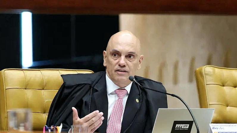 Moraes não é relator nas ações que discutem "penduricalhos", mas tomou a palavra para sair em defesa de Dino e Gilmar Mendes.