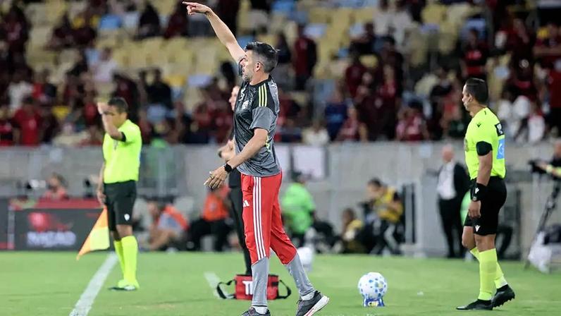Pezzolano durante o jogo no Maracanã (Foto: Ricardo Duarte/SC Internacional)