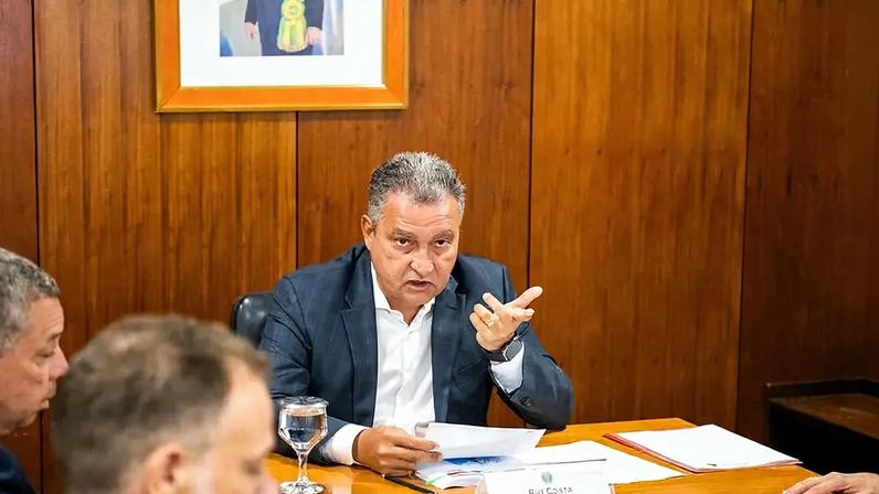 Enquanto governava a Bahia, Rui Costa alterou as regras para a portabilidade de consignados do CredCesta, imobilizando servidores com contratos no Banco Master. (Foto: Henrique Raynal/Casa Civil)