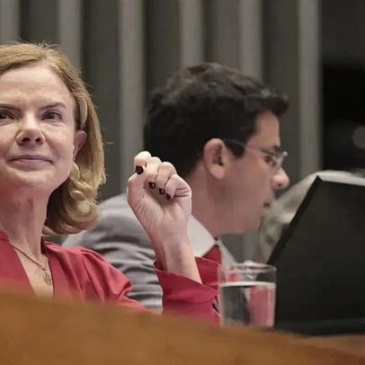 Gleisi recebe prêmio concedido a mulheres que influenciam decisões