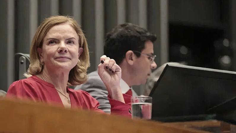 Gleisi recebe prêmio concedido a mulheres que influenciam decisões