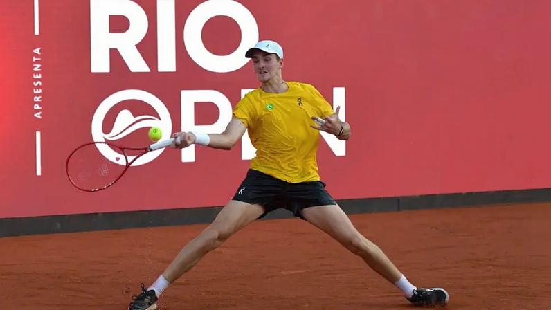 João Fonseca em treino no Rio Open (Foto: João Pires/Fotojump)