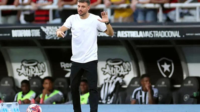 Anselmi no comando do Botafogo contra o Flamengo (Foto: Vitor Silva/Botafogo)