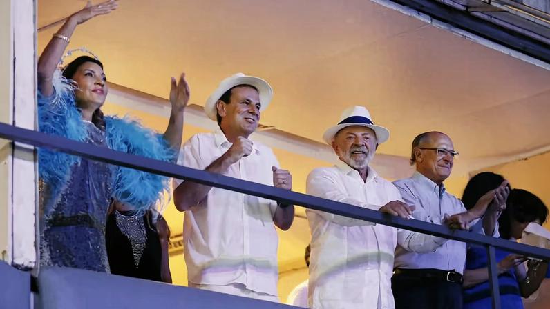 O presidente Lula viu o desfile ao lado do vice-presidente, Geraldo Alckmin, e do prefeito do Rio, Eduardo Paes, no camarote da prefeitura — Foto: João Salles/Riotur