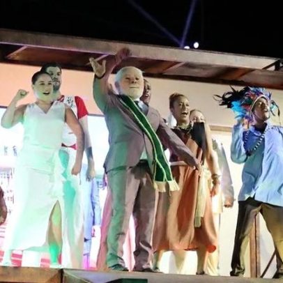 Desfile sobre Lula cita Temer e Bolsonaro como Bozo; oposição reage