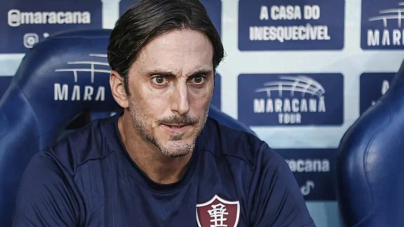 Zubeldía no banco de reservas do Fluminense (Foto: Lucas Merçon/ Fluminense FC)