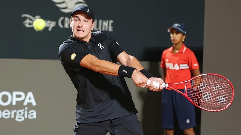 João Fonseca comemora ponto na estreia do Rio Open contra Thiago Monteiro (Foto: João Pires/Fotojump)