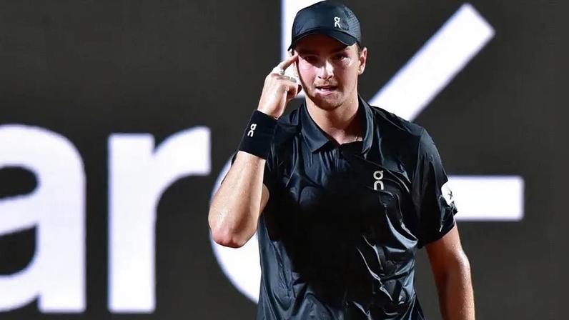 João Fonseca celebra ponto na vitória sobre Thiago Monteiro no Rio Open (Foto: João Pires/Fotojump)
