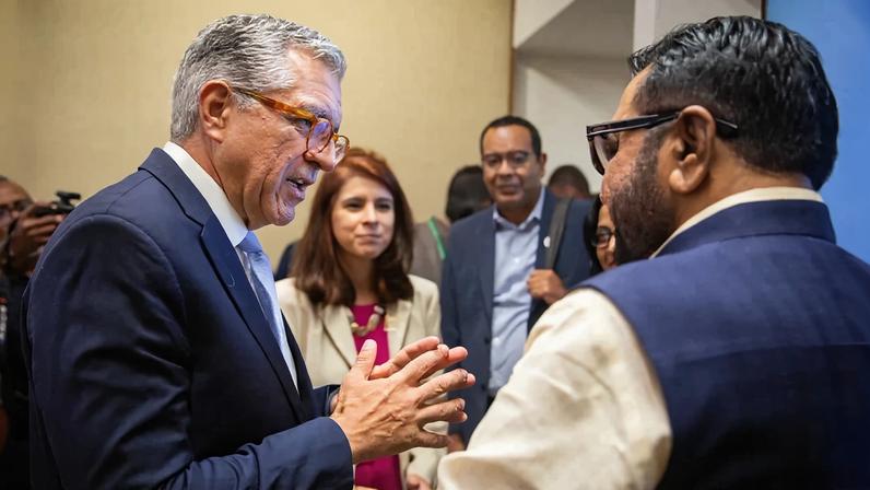 O ministro da Saúde Alexandre Padilha e o ministro indiano de Medicina Tradicional, Prataprao Jadhav. Foto: Rafael Nascimento/MS