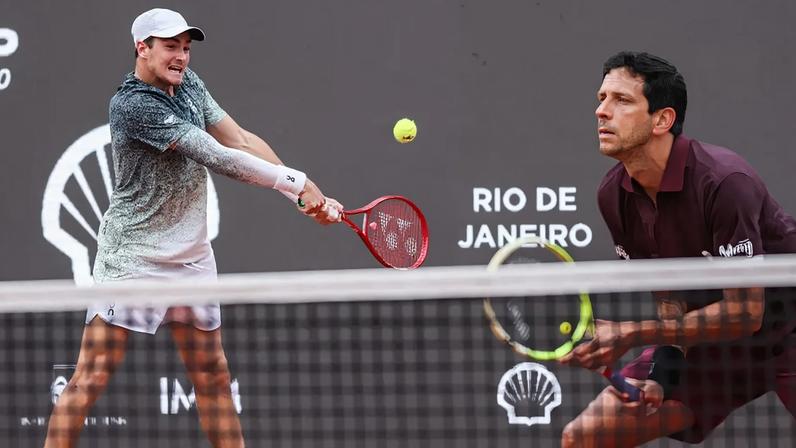 João Fonseca celebra ponto na vitória sobre Thiago Monteiro no Rio Open (Foto: João Pires/Fotojump)