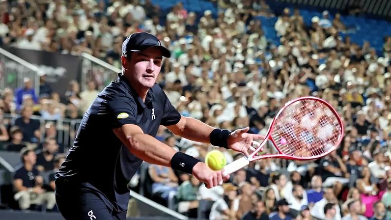 João Fonseca na derrota para o peruano Ignacio Buse no Rio Open (Foto: João Pires/Fotojump)