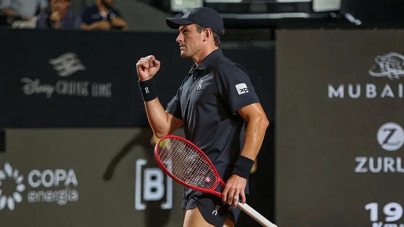 João Fonseca comemora ponto na derrota para o peruano Ignacio Buse no Rio Open (Foto: João Pires/Fotojump)