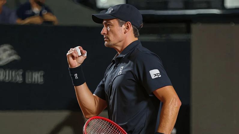 João Fonseca comemora ponto na derrota para o peruano Ignacio Buse no Rio Open (Foto: João Pires/Fotojump)