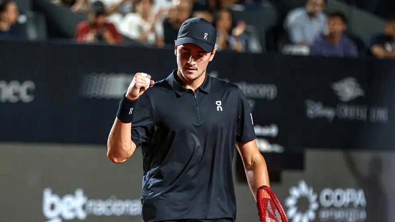 João Fonseca comemora ponto na derrota para o peruano Ignacio Buse no Rio Open (Foto: João Pires/Fotojump)