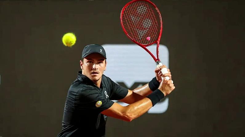 João Fonseca na derrota para o peruano Ignacio Buse no Rio Open (Foto: João Pires/Fotojump)