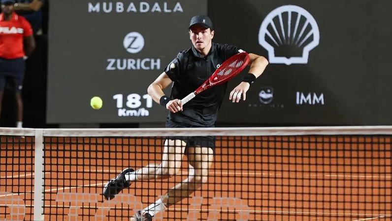 João Fonseca na derrota para o peruano Ignacio Buse nas oitavas do Rio Open (Foto: João Pires/Fotojump)