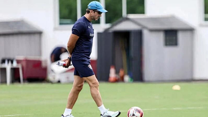 Zubeldía em treino do Fluminense no CT Carlos Castilho (Foto: Lucas Merçon/ Fluminense FC)