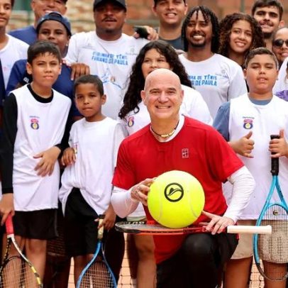 Agassi conquista moradores da Rocinha com carisma e simplicidade