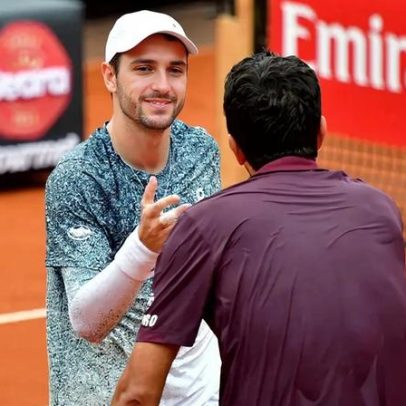 Torcida reage à atuação de João Fonseca na final do Rio Open.