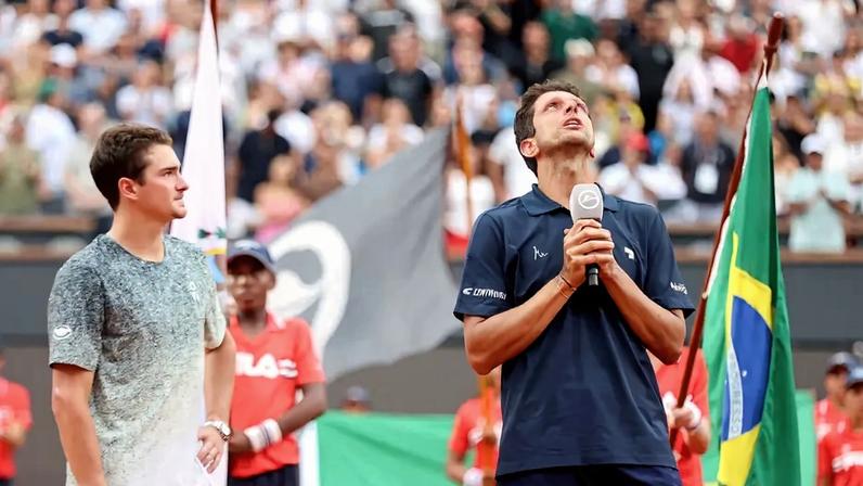 A emoção de Marcelo Melo na premiação do Rio Open (Foto: João Pires/Fotojump)
