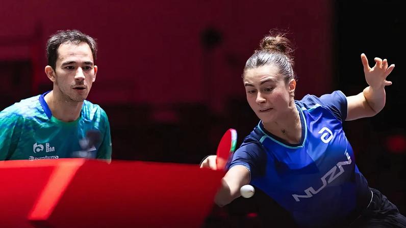 A dupla Hugo Calderano e Bruna Takahashi no WTT Singapura Smash 2026 (Foto: World Table Tennis)
