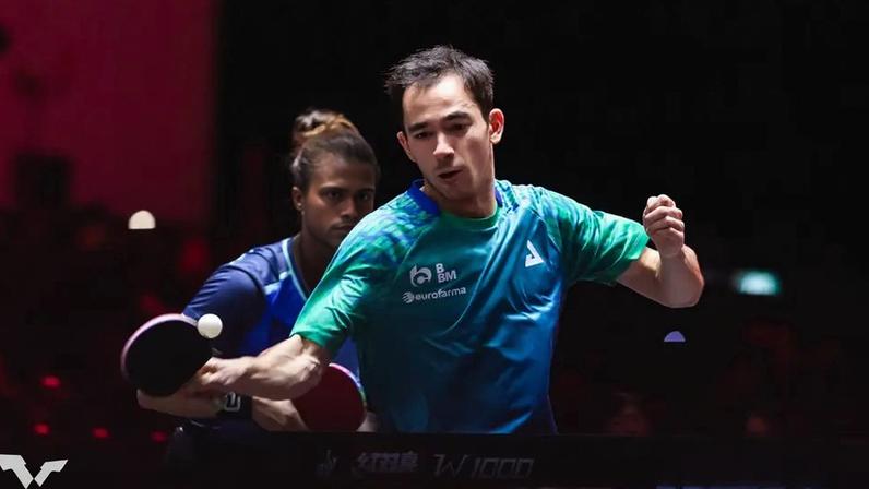 A dupla Hugo Calderano e Bruna Takahashi no WTT Singapura Smash 2026 (Foto: World Table Tennis)