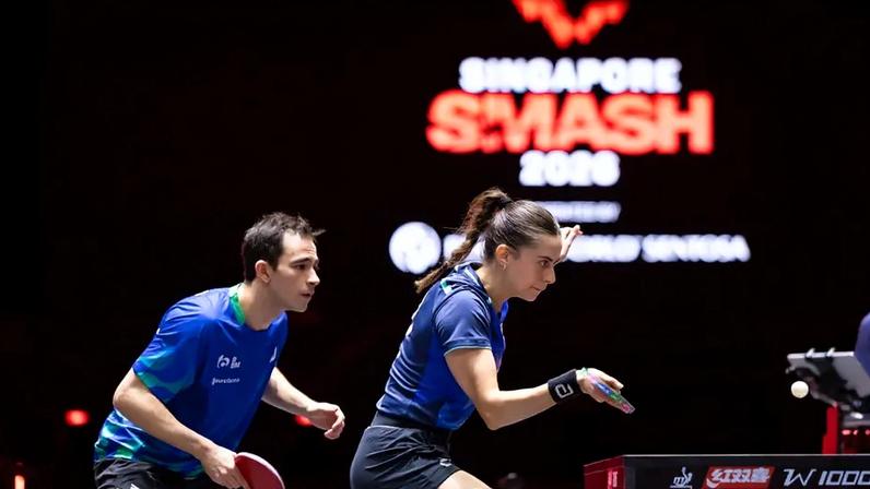 A dupla Hugo Calderano e Bruna Takahashi avançam às semifinais do WTT Singapura Smash 2026 (Foto: World Table Tennis)