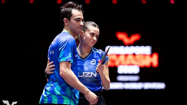A dupla Hugo Calderano e Bruna Takahashi avançam às semifinais do WTT Singapura Smash 2026 (Foto: World Table Tennis)