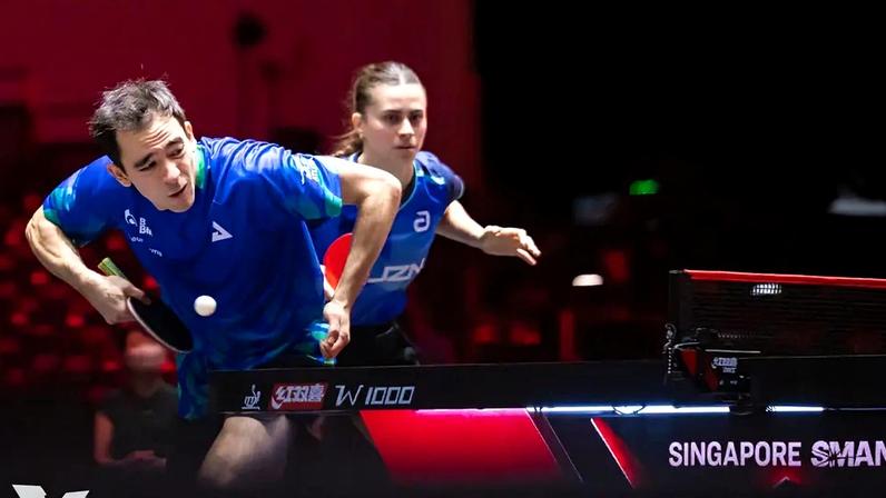 A dupla Hugo Calderano e Bruna Takahashi avançam às semifinais do WTT Singapura Smash 2026 (Foto: World Table Tennis)