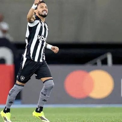 Alex Telles comenta nova função no Botafogo e projeta sequência de jogos