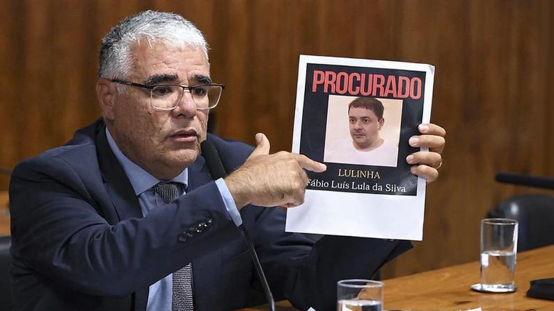 Senador Eduardo Girão provoca governistas com cartaz de "procurado" com o nome de Fábio Luiz, o Lulinha. (Foto: Carlos Moura/Agência Senado)