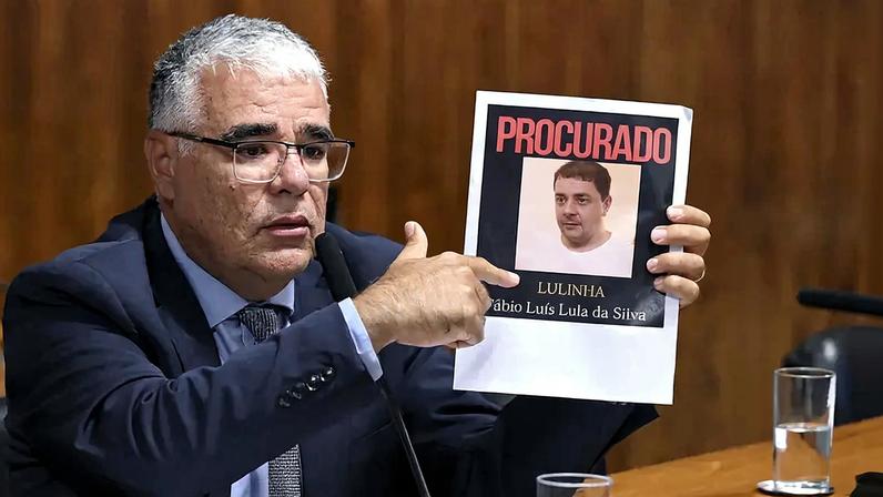 Senador Eduardo Girão provoca governistas com cartaz de "procurado" com o nome de Fábio Luiz, o Lulinha. (Foto: Carlos Moura/Agência Senado)