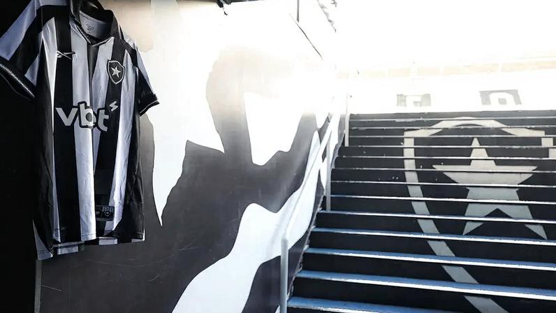 Camisa do Botafogo na subida para o gramado do Nilton Santos (Foto: Arthur Barreto/Botafogo)