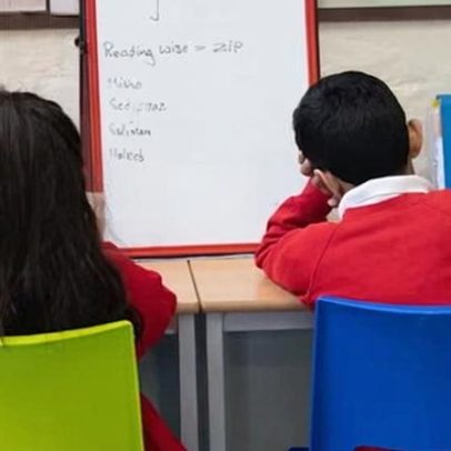Escolas de Londres sofrem cortes de pessoal e orçamento com queda de matrículas