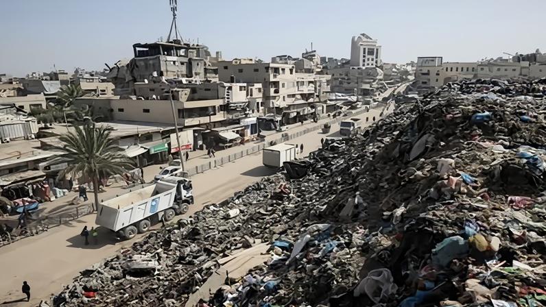The United Nations Development Programme (UNDP) delegation on a field visit in Gaza City, on 16 February.