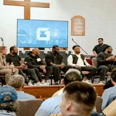 Jogadores da NFL pregam em prisão e atraem mais de 30 detentos a Jesus