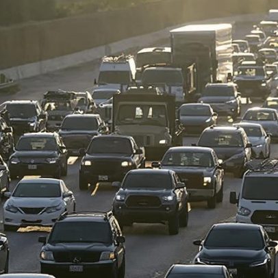 Trump revoga decisão climática histórica, beneficiando poluidores bilionários
