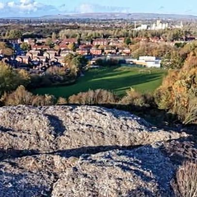 Fumaça, ratos e larvas: apelo para limpar depósito ilegal em Wigan