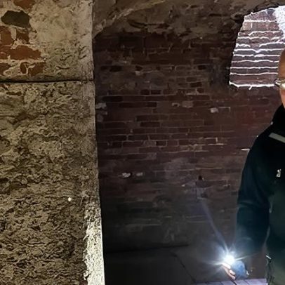 Profissional retira tritões de castelo para ganhar a vida