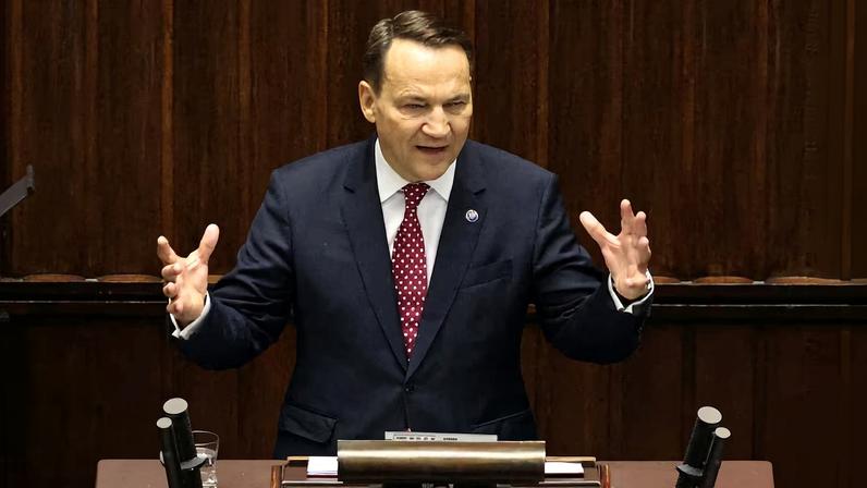 Polish FM Sikorski speaks on foreign policy at parliament in Warsaw