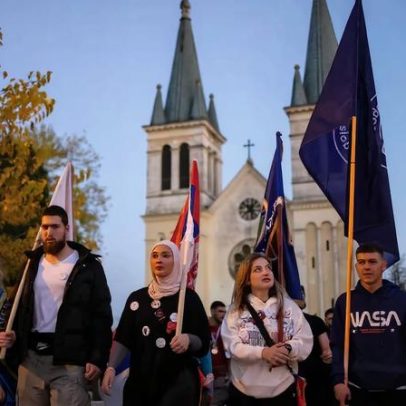 Estudantes muçulmanos na Sérvia veem protesto como forma de pertencimento
